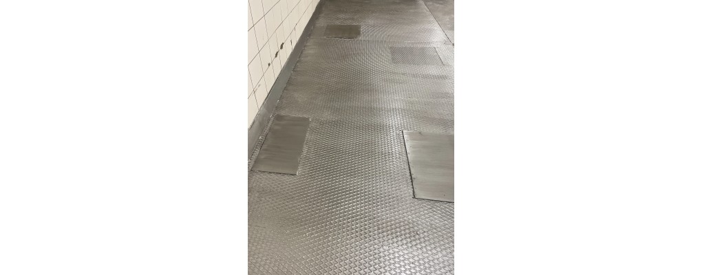 Sol en tôle larmée dans un bâtiment industriel